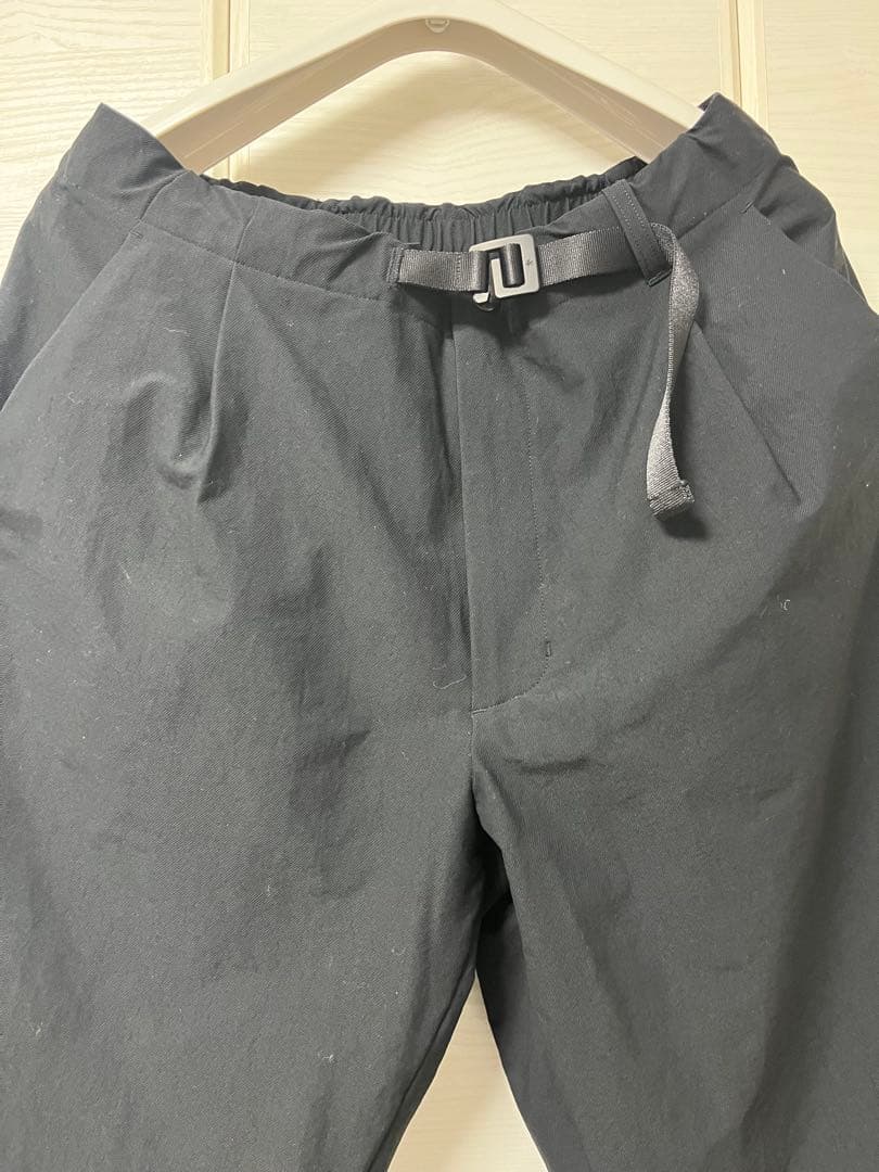 ゴールドウィン　ワンタックテーパードアンクルパンツ　ブラック