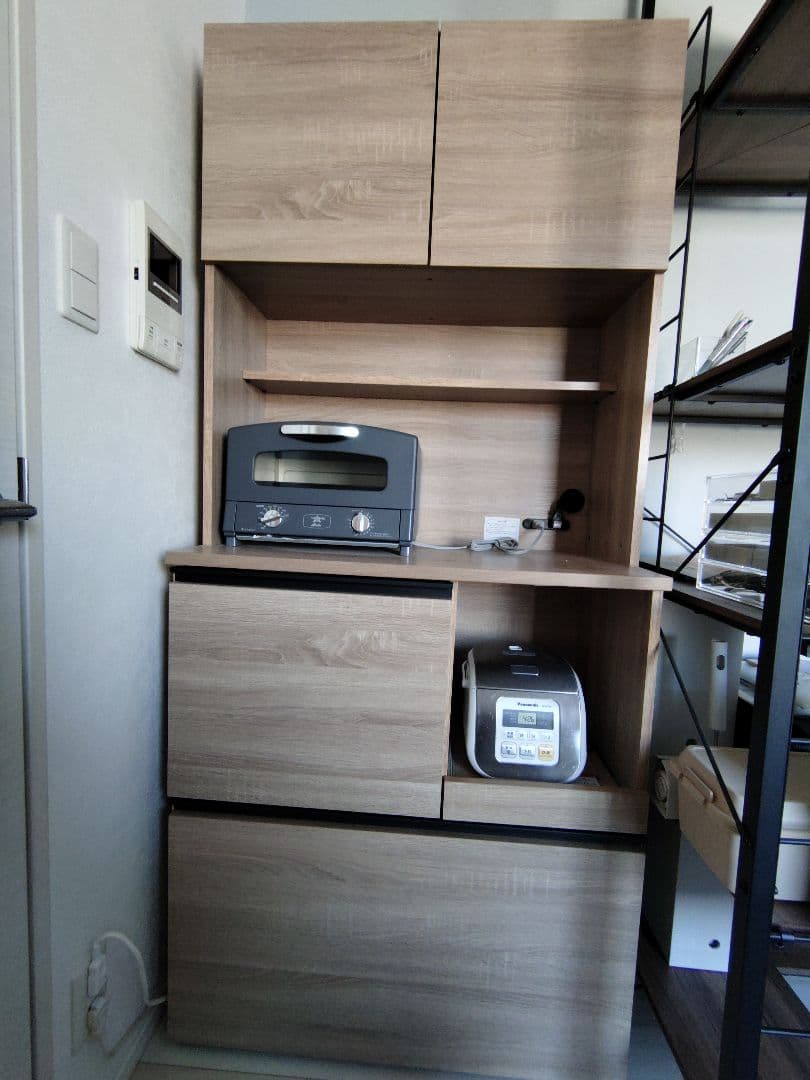 ライトブラウン木製キッチン収納