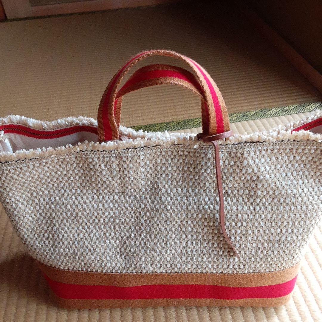 POMTATA 未使用に近いベージュと白の かごバッグ