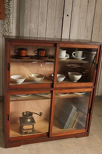 素敵な雰囲気の木枠ガラス戸棚　 食器棚　収納棚　本棚　キャビネット　古家具