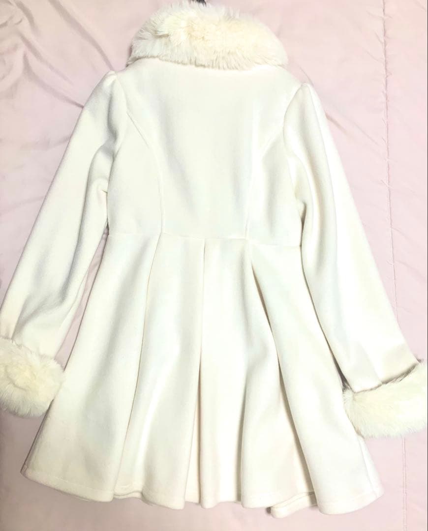 【新品未使用】ホワイト フリルファーコートベルト付き［ROJITA］