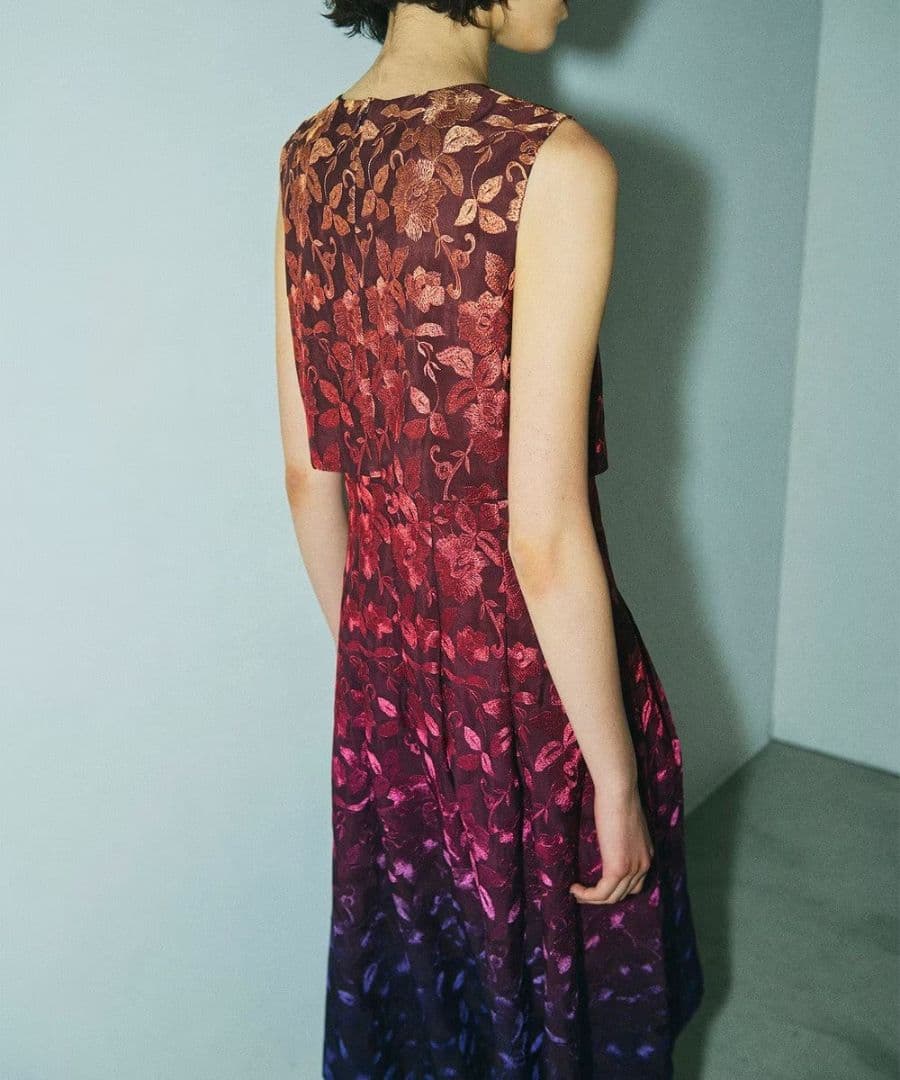 グレースコンチネンタル グラデプリント刺繍ワンピース