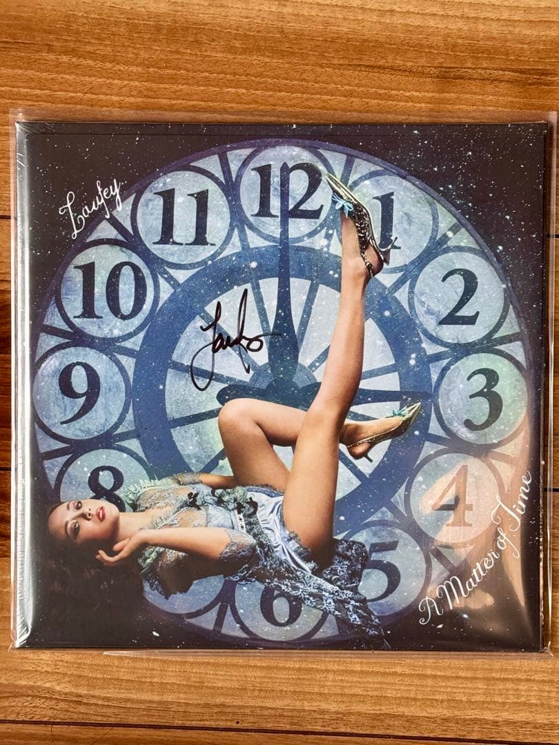 新品 直筆サイン入り Laufey / A Matter of Time