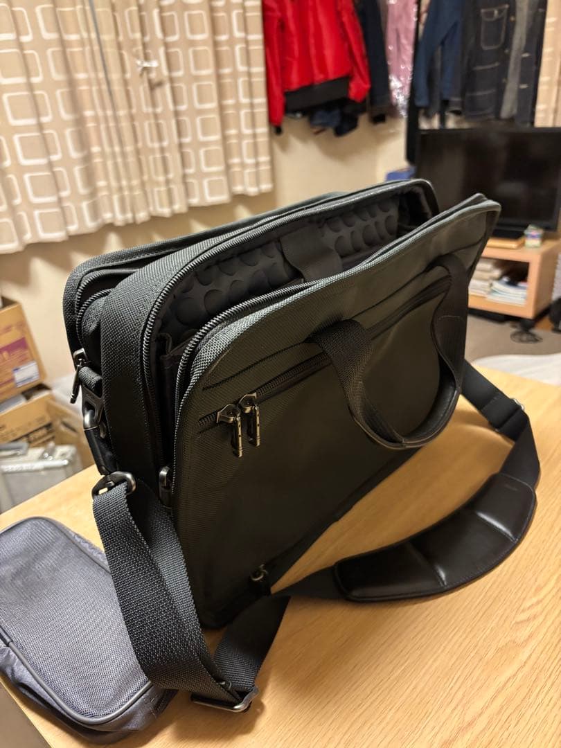 TUMI ブラック ショルダーバッグ ポーチ付き