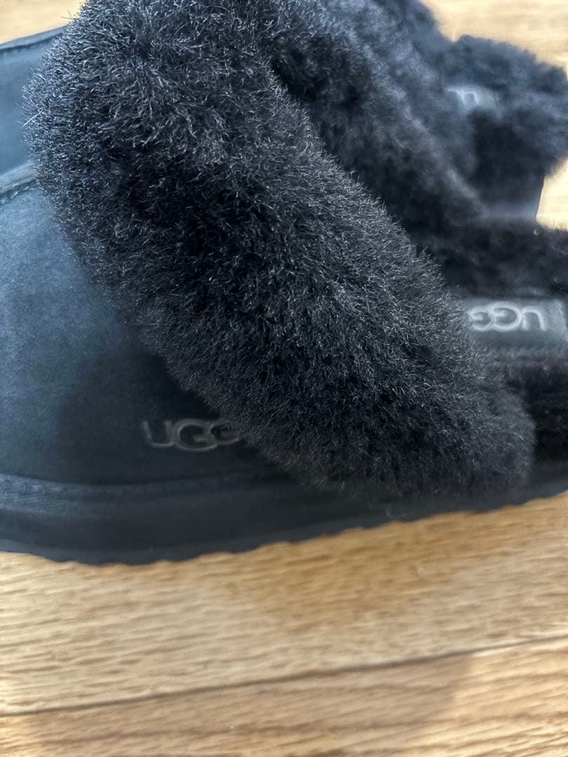UGG ファーサンダル　黒　美品　24センチ