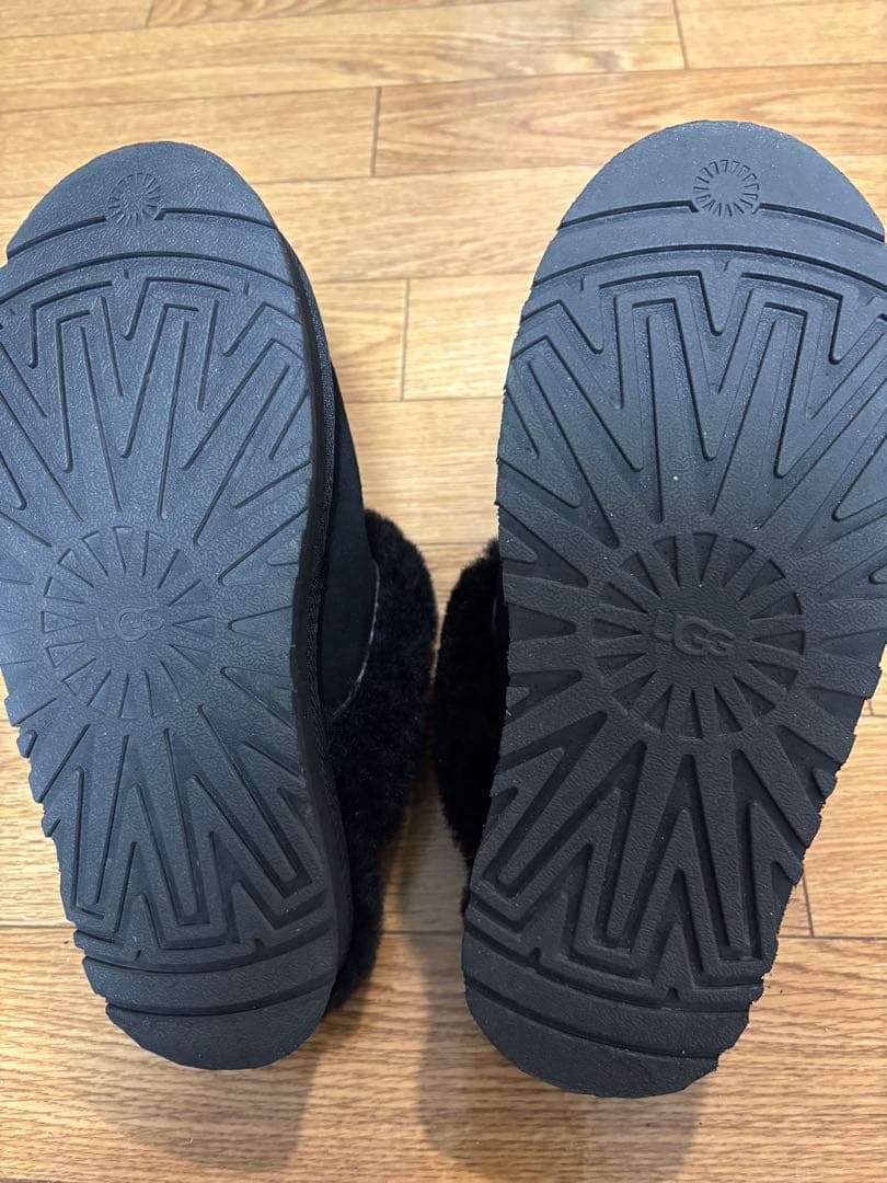 UGG ファーサンダル　黒　美品　24センチ