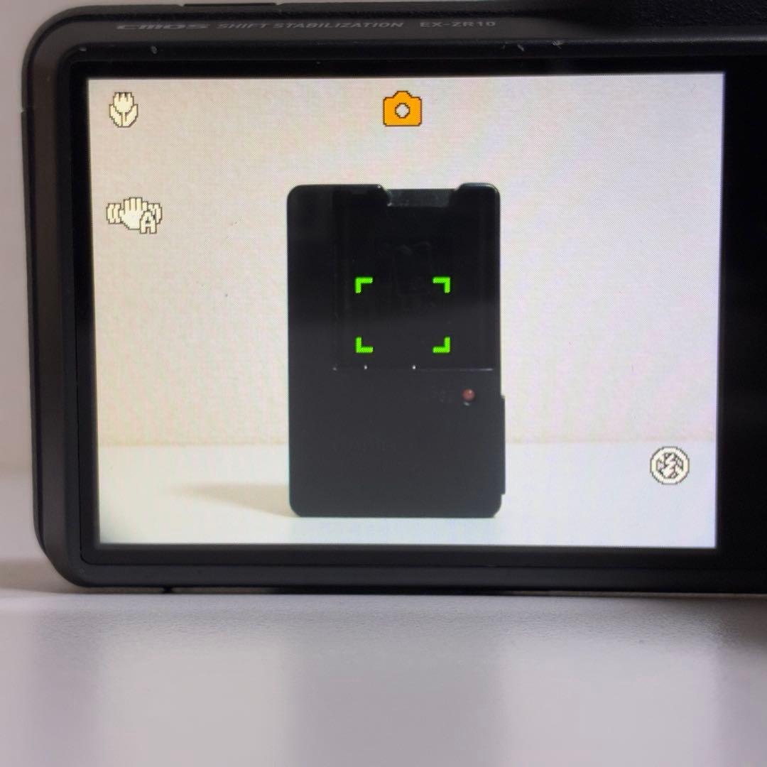 CASIO EXILIM EX-ZR10　カシオ エクシリム デジカメ シルバー