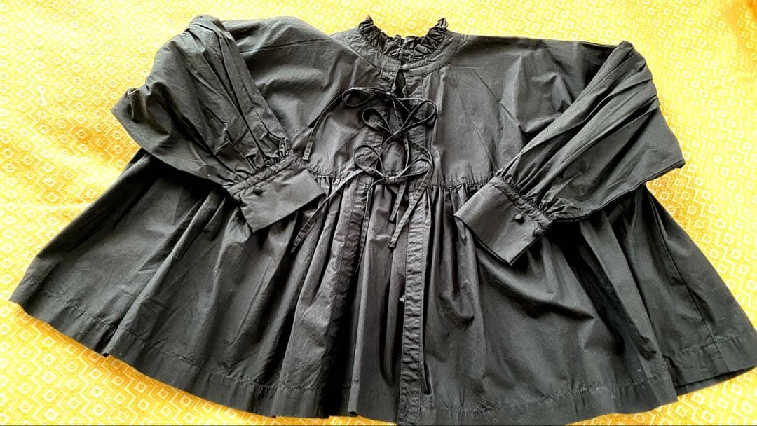 美品ネストローブフリルギャザーブラウス（黒）