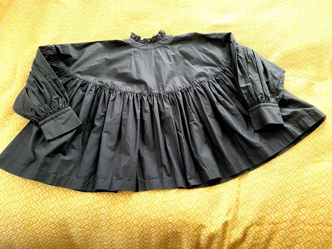 美品ネストローブフリルギャザーブラウス（黒）