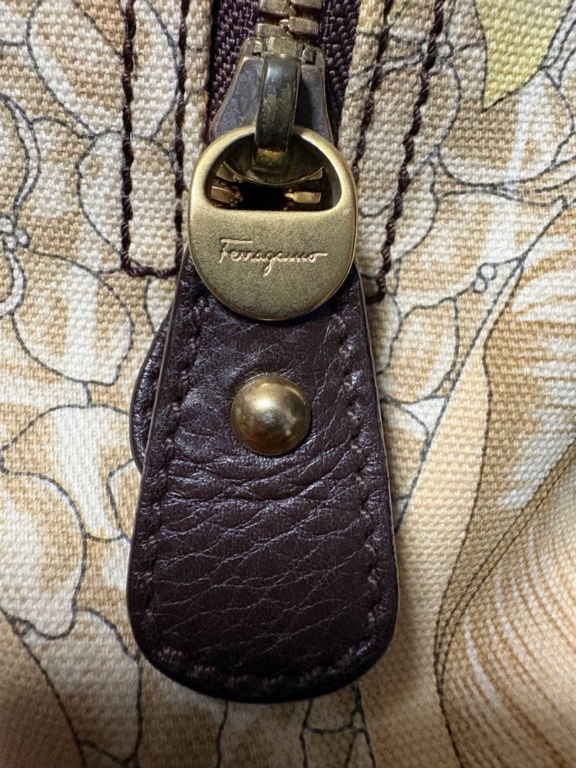 フェラガモ　葉柄ハンドバッグ