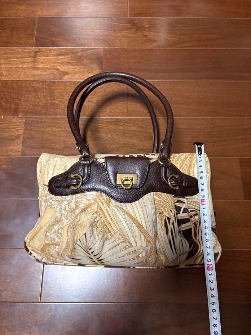 フェラガモ　葉柄ハンドバッグ