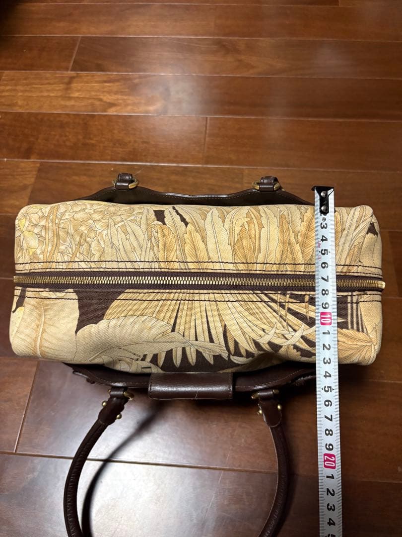 フェラガモ　葉柄ハンドバッグ