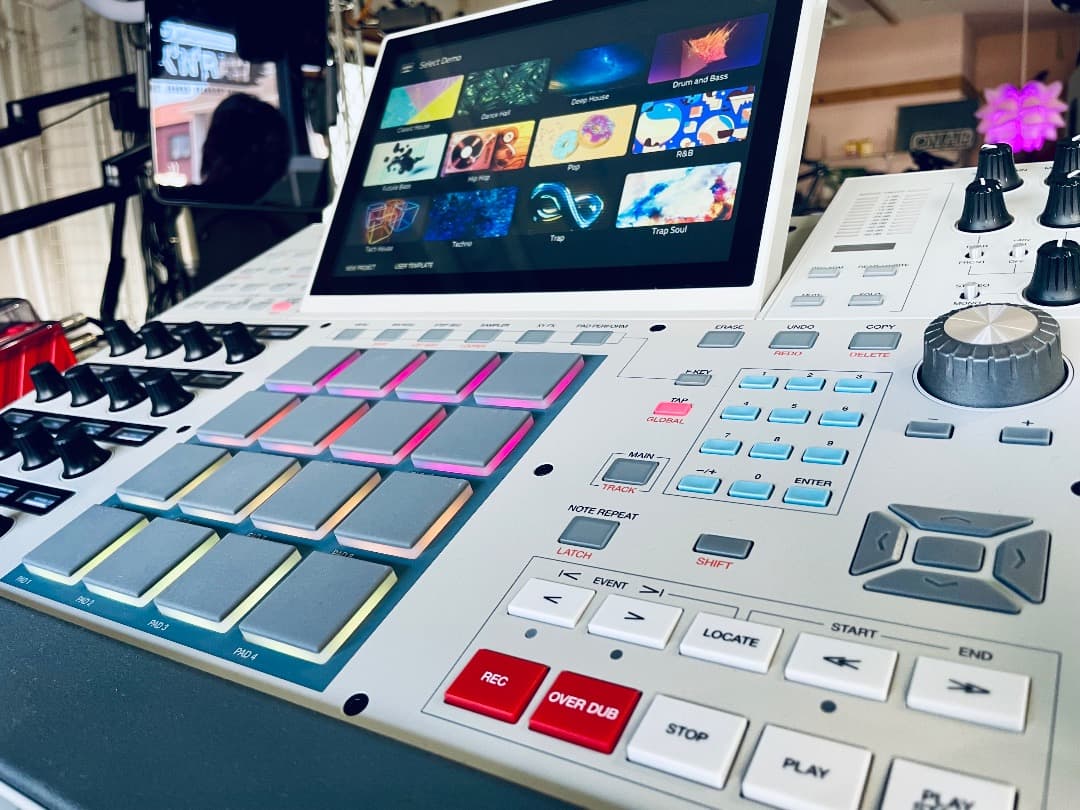 AKAI MPC X SE DISKセーバー付 (ほぼ未使用品) 即発送!!