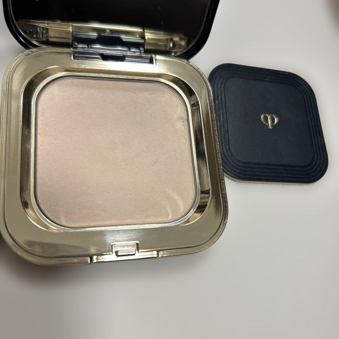 クレ・ド・ポーボーテ　プードルコンパクトエサンシエルn（フェイスパウダー）