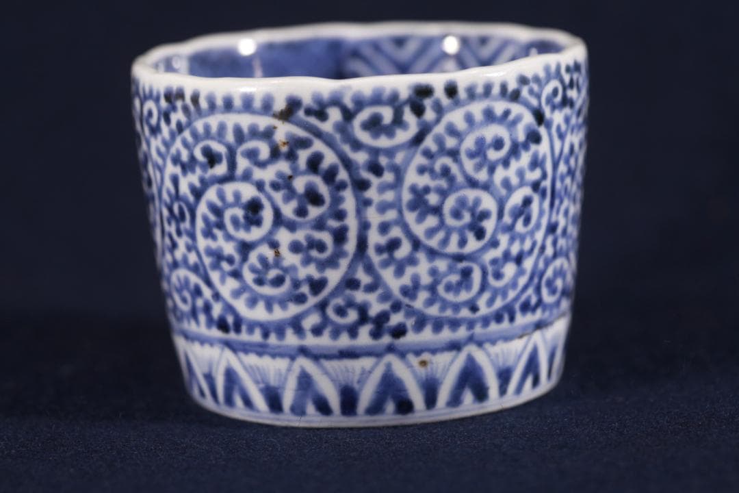 413　古伊万里染付蓮高台蛸唐草見込松竹梅図蕎麦猪口　江戸中期　無傷