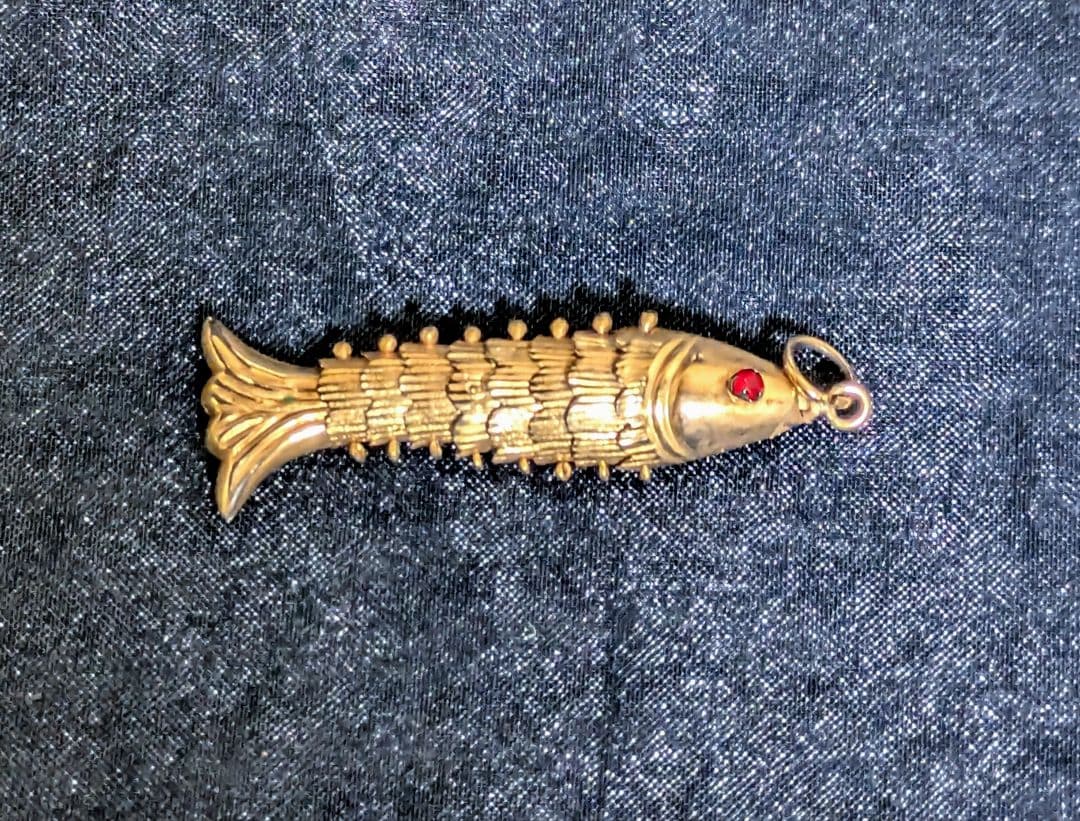 魚型チャーム 18kの刻印 目はルビーの海外製品 ビンテージ