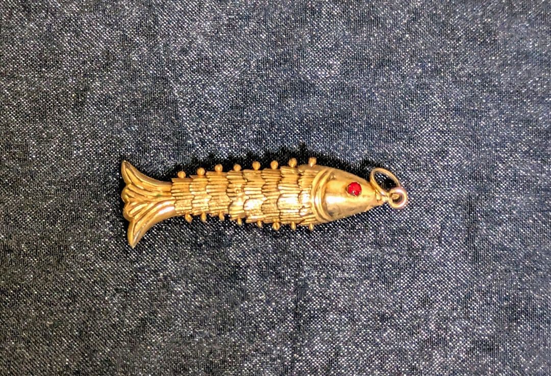 魚型チャーム 18kの刻印 目はルビーの海外製品 ビンテージ
