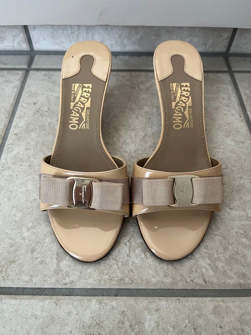 Ferragamo ベージュリボンミュール