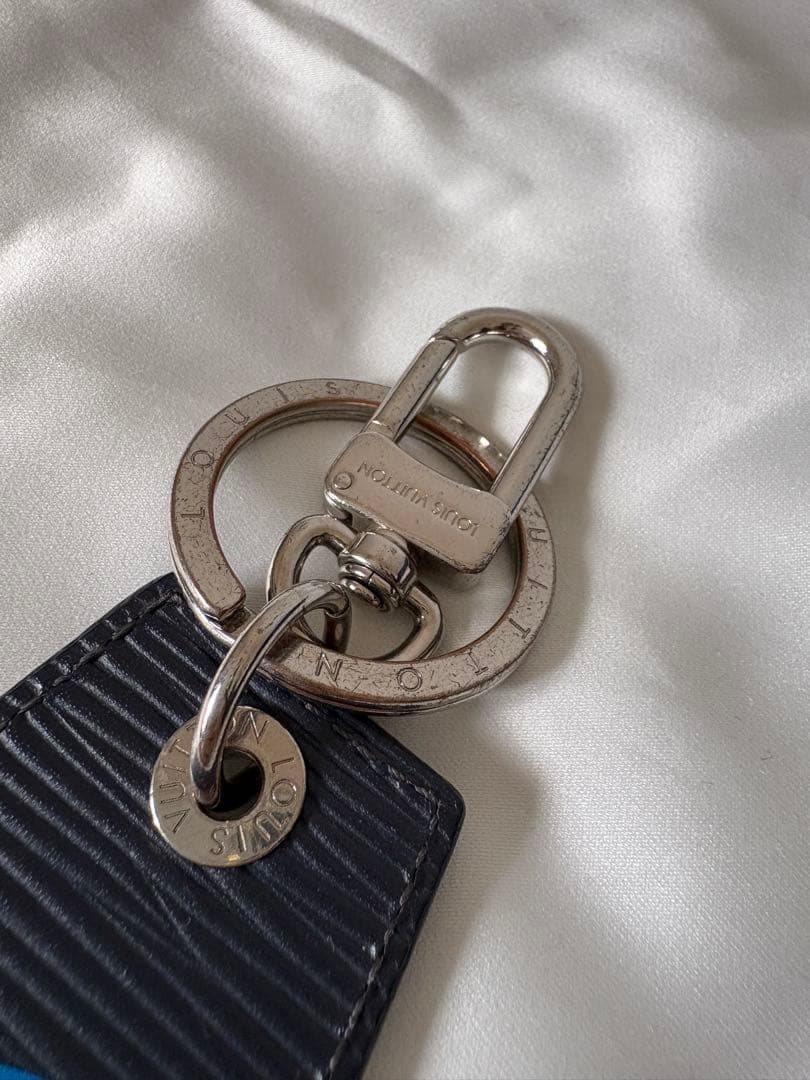LOUIS VUITTON LVロゴ　レザーキーホルダー