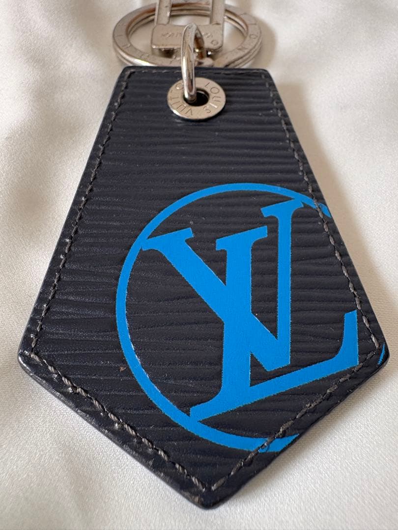 LOUIS VUITTON LVロゴ　レザーキーホルダー
