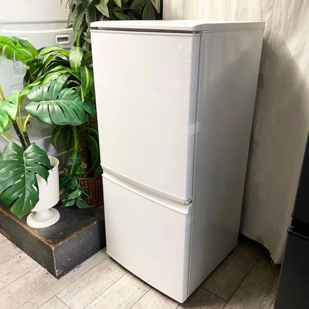 どっちも付け替えドアで人気！一人暮らしにおすすめ！冷凍冷蔵庫137L