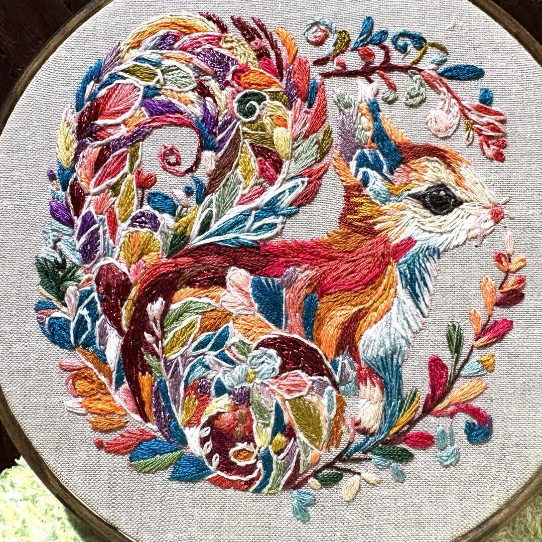 琥*ん様 刺繍フレーム❁⃘16cm　リス　置き型　壁掛け　アジアン　プレゼント