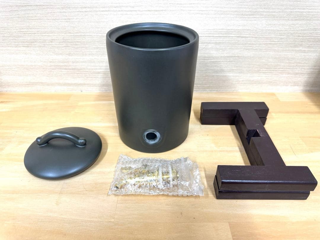 【未使用】遠赤外線 2L 焼酎サーバー　陶器製 木製台座・真鍮コック付き