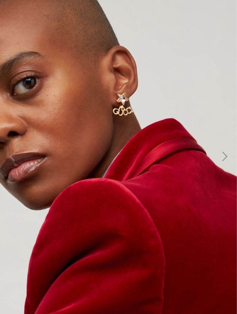 ぼ*ん様 超美品GUCCI スクリプトロゴ ピアス