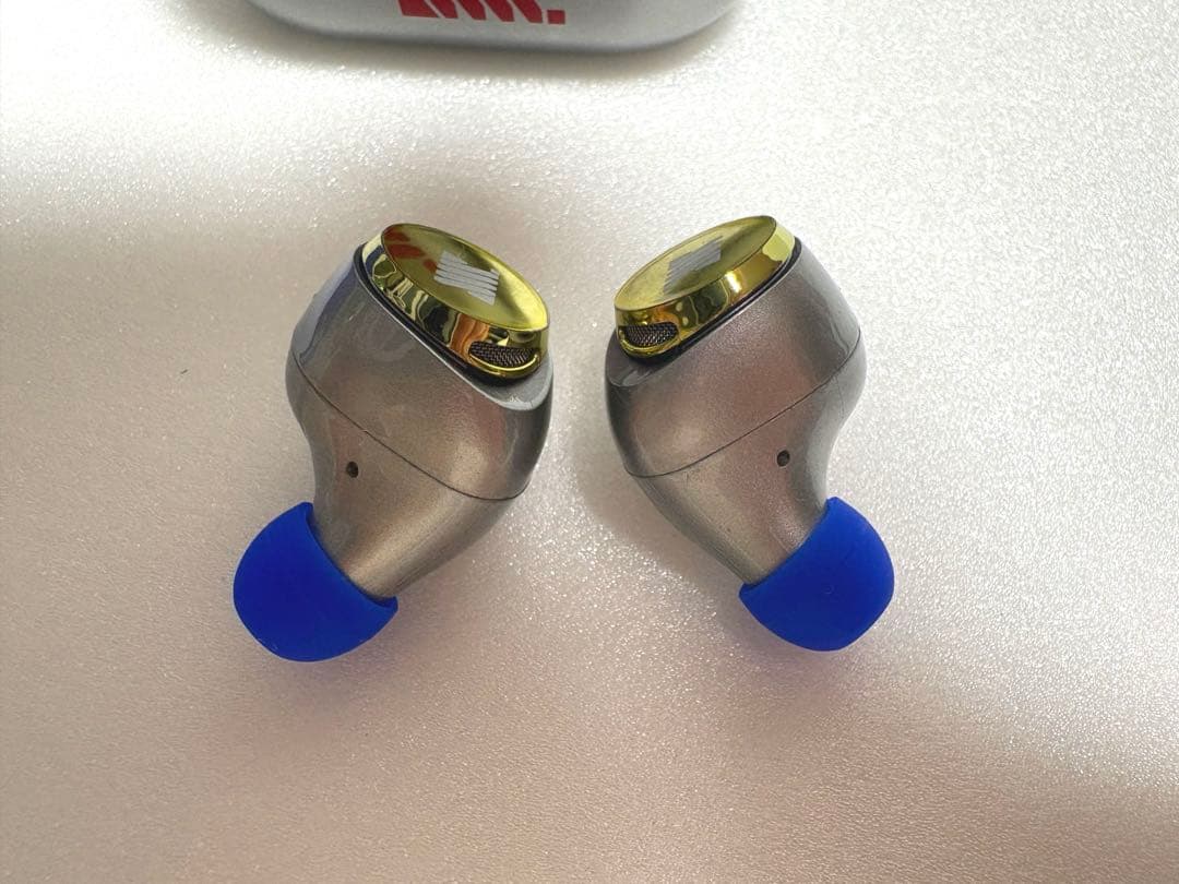 グリッドマン ユニバース イヤホンAVIOT TE-D01v-GMU２２８８０円