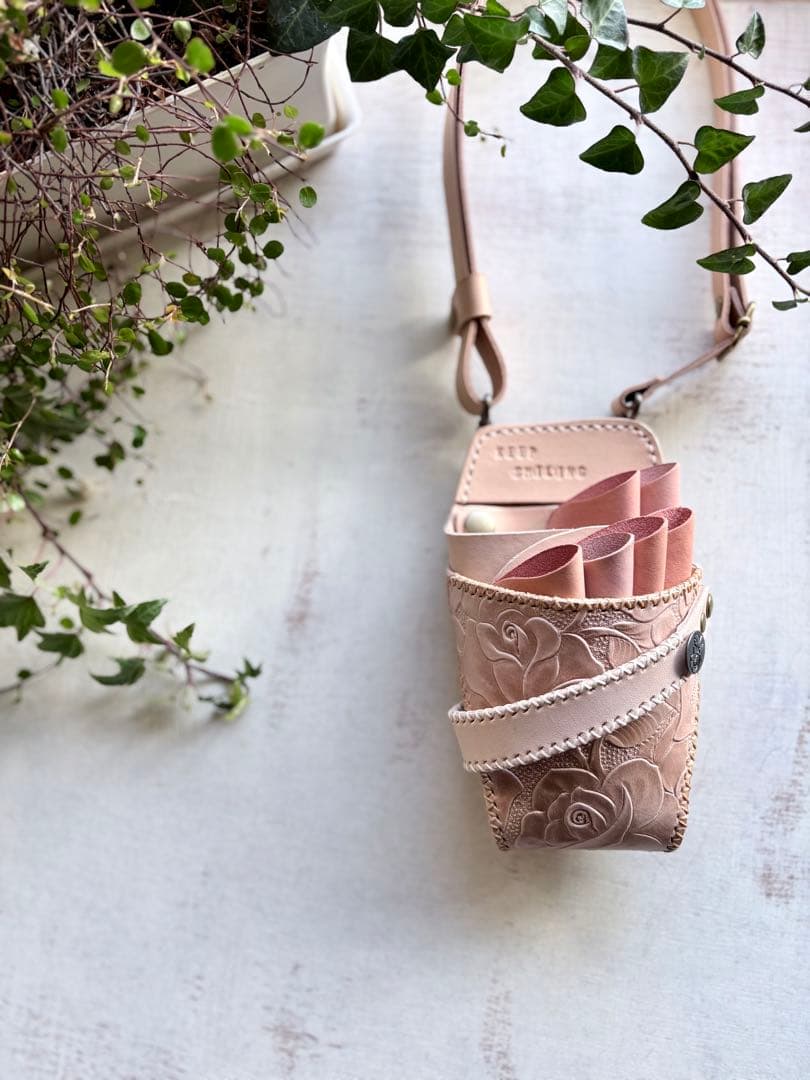 ヌメ革ナチュラル、ローズ型押しのシザーケース