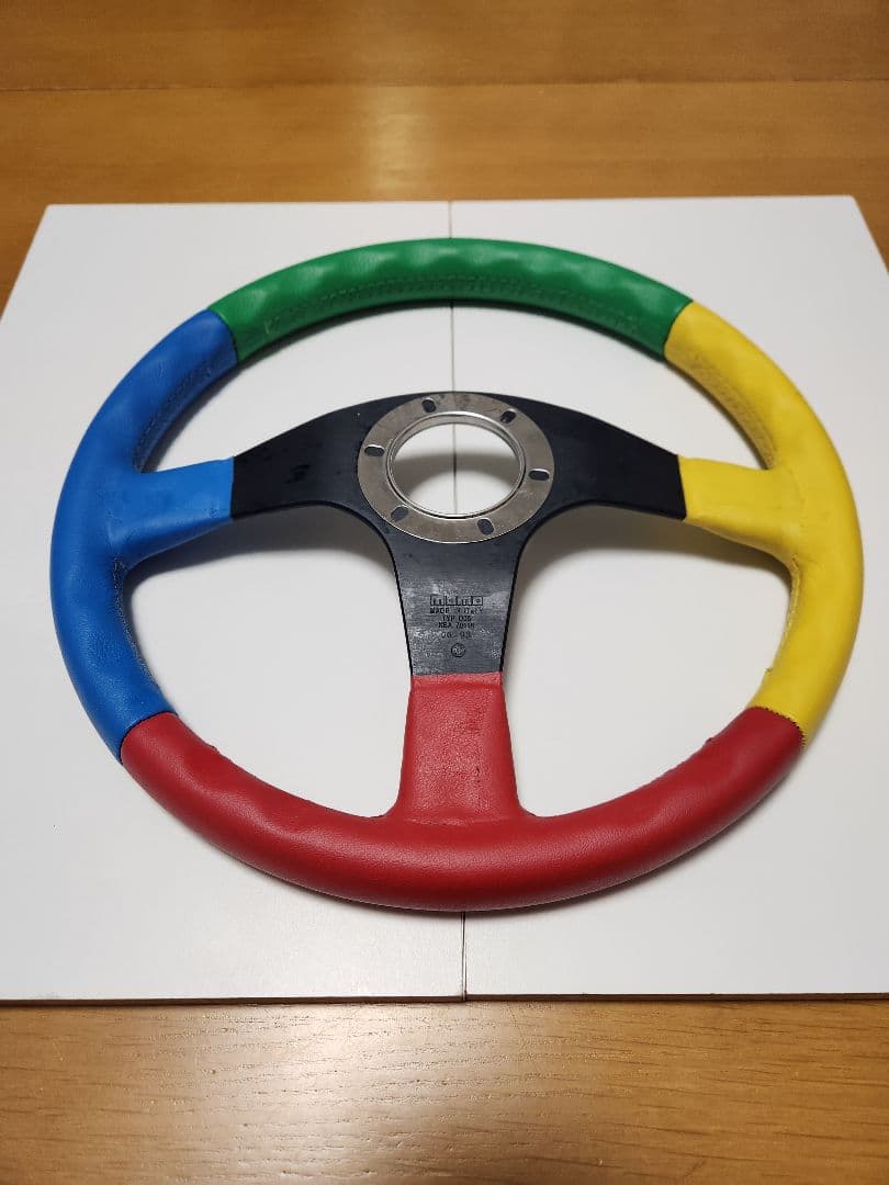 MOMO(イタリア製)のベネトンカラーのステアリングとシフトノブ及びホーンボタン