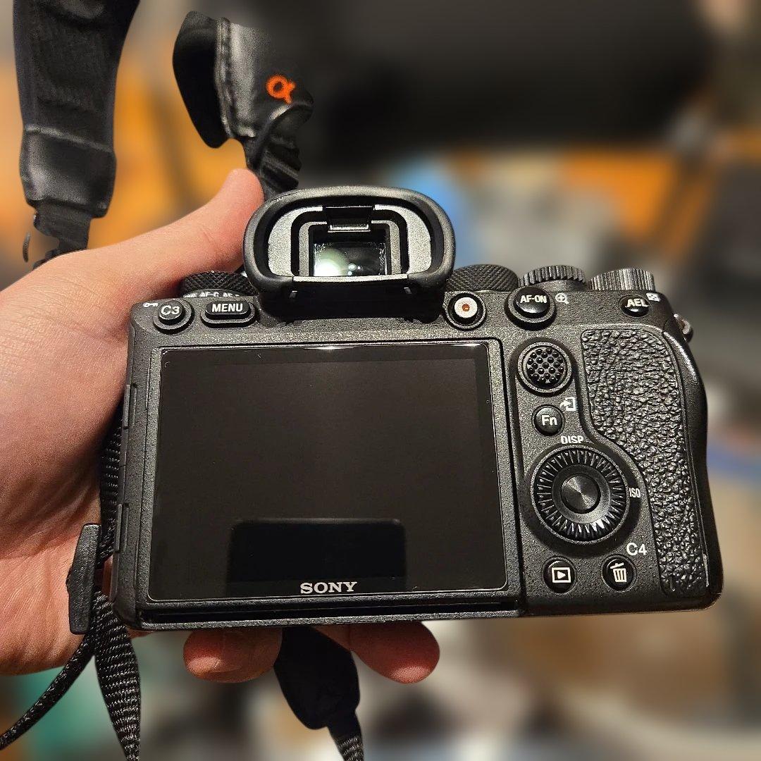 (良品) ILCE-9M2 α9Ⅱボディ 斜め掛けストラップ&カメラカバー付