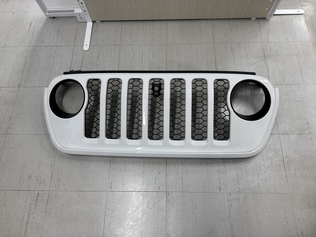 ジープ 2023ラングラーjlサハラ　グリル ホワイト　フロントカメラ穴あり