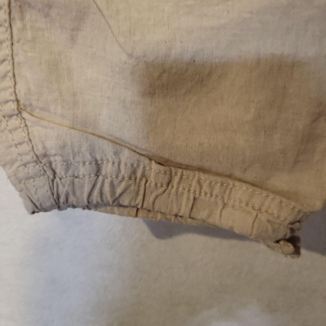 サスペンダー付きベージュパンツ