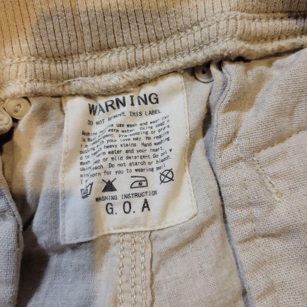 サスペンダー付きベージュパンツ