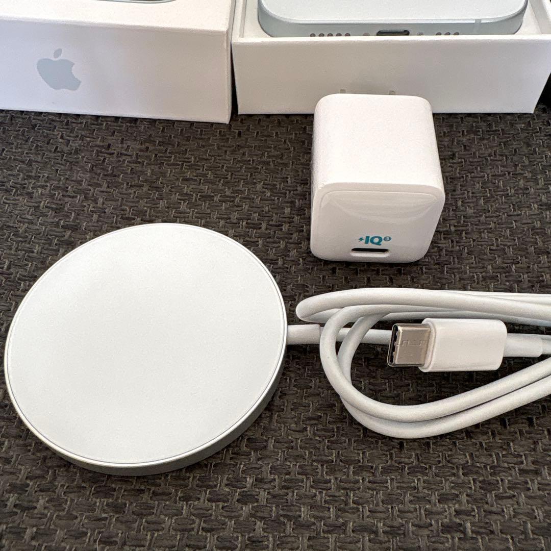 【新品同様】iPhone15本体　充電器＆ケースセット