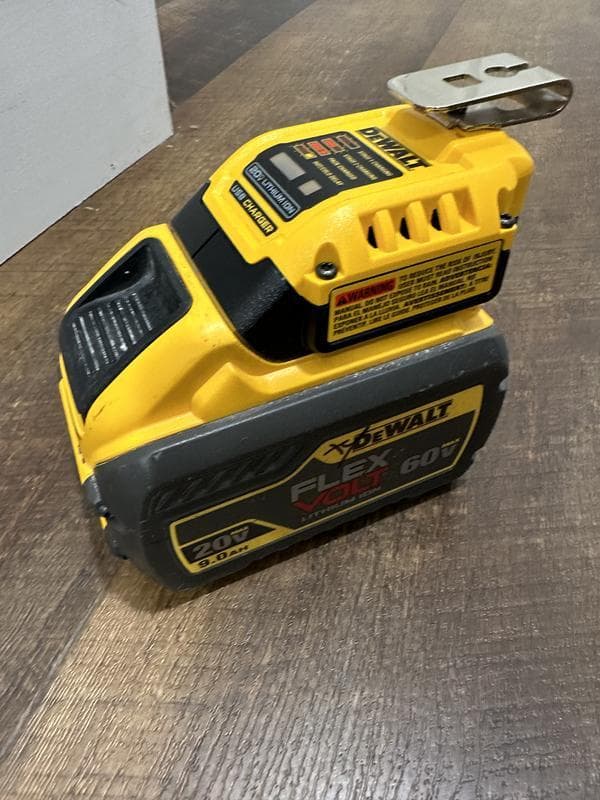 残り一個【メーカー純正品】Dewalt 100W高速充電 USBモバイルバッテリ