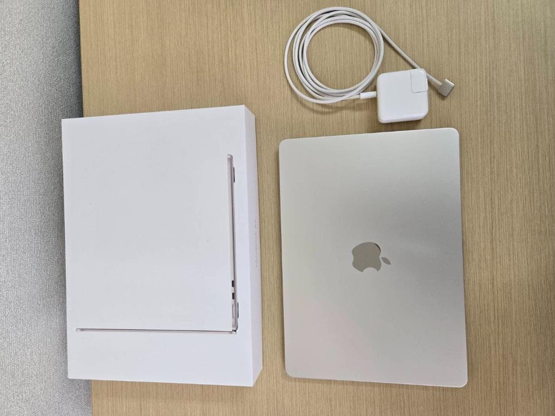 美品 MacBook Air M2 13.6インチ [スターライト]