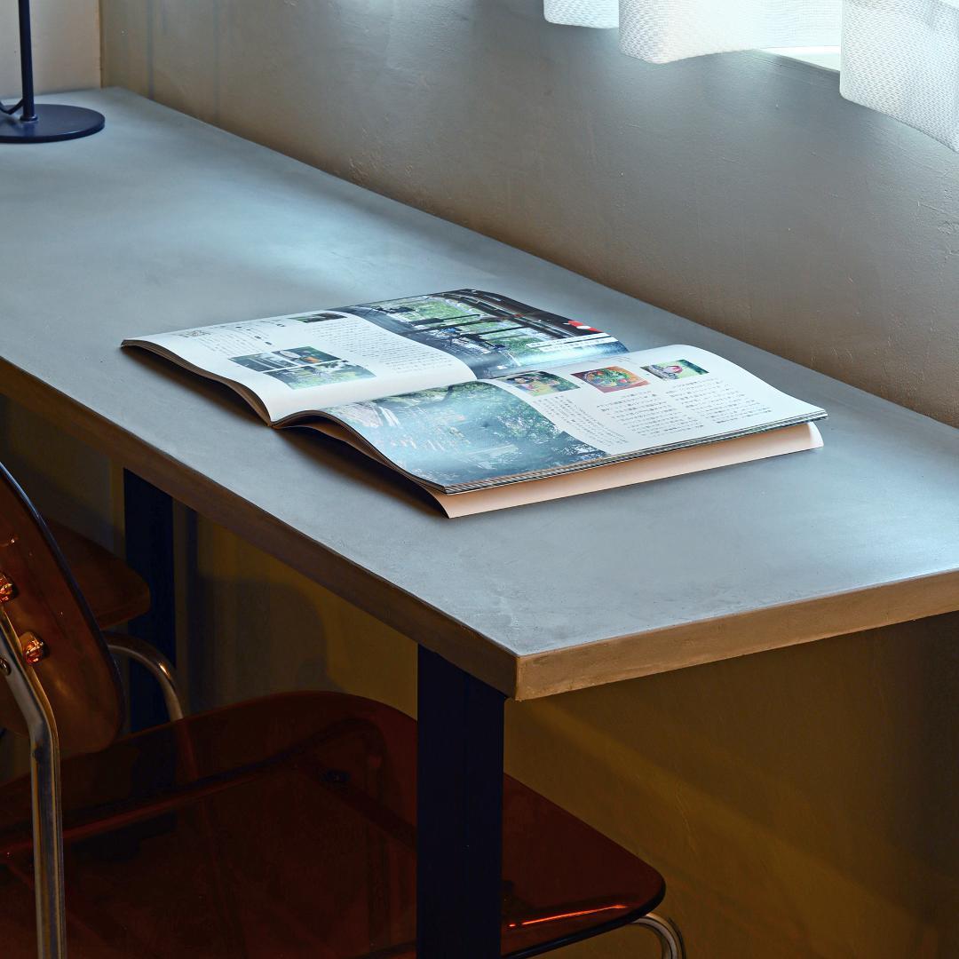 カウンターデスク｜横幅140cm｜ライトグレー｜薄塗りモルタル｜四角脚