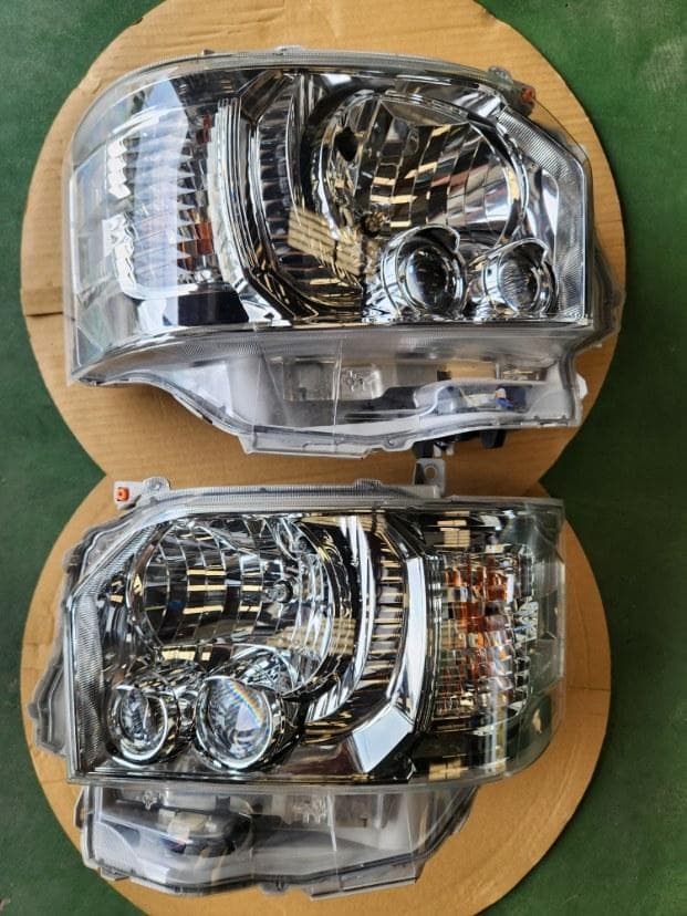 ハイエース　ヘッドライトアッセン