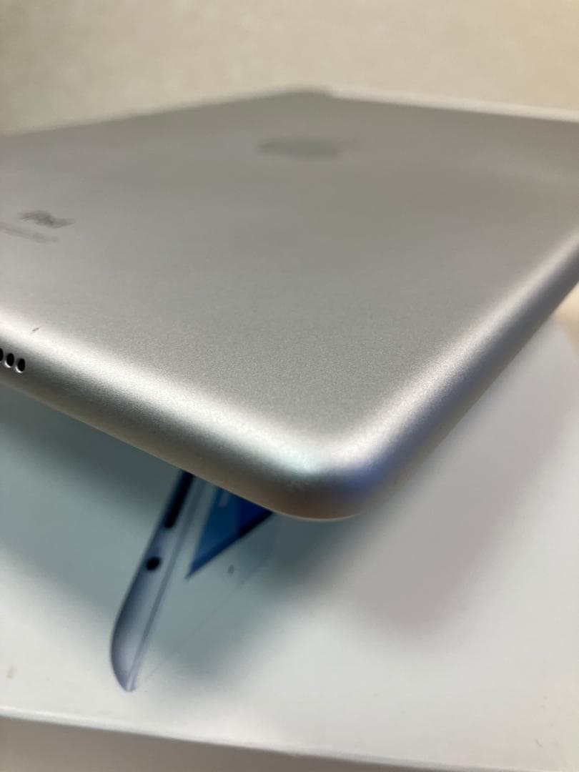 iPad 7世代　32GB シルバー　セルラー カバーガラス付