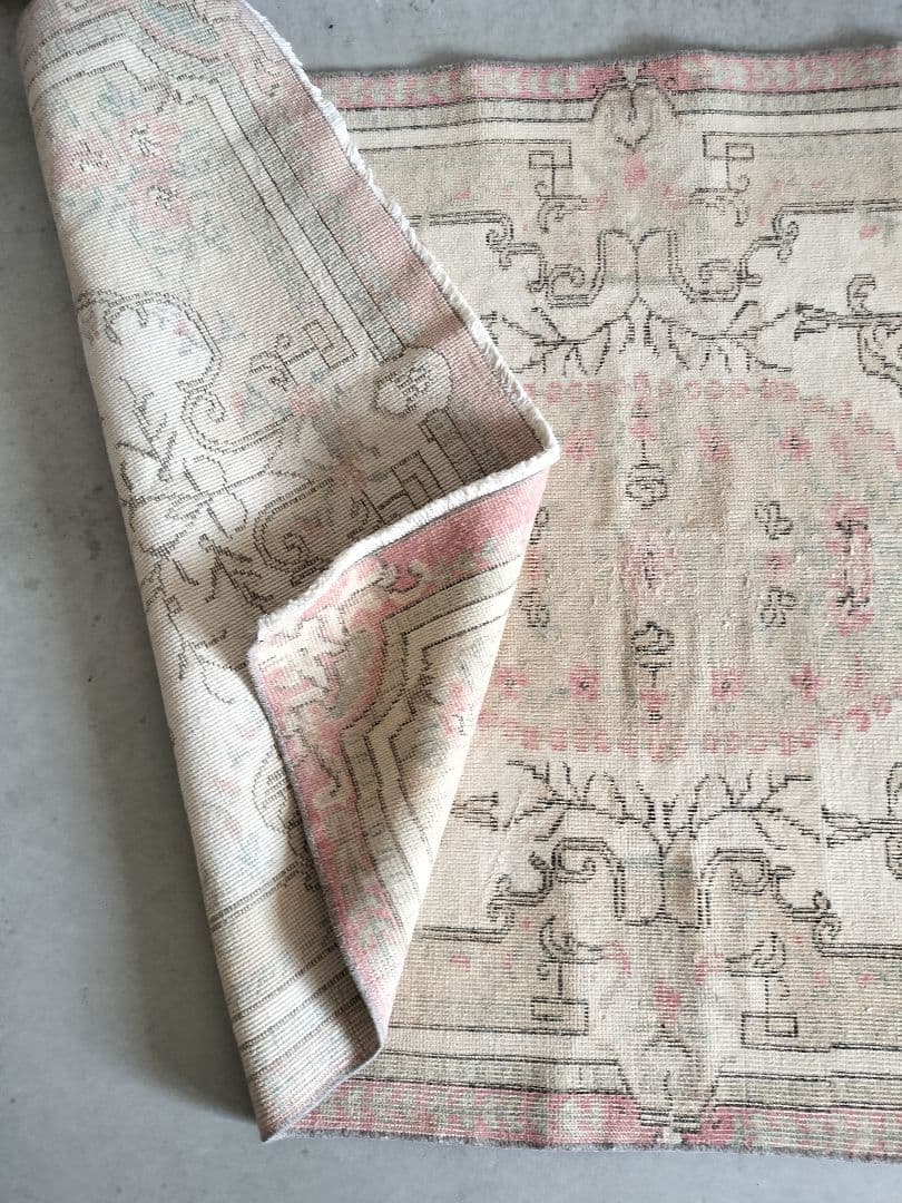 黄味ベージュとくすみパステルローズピンクのローズガーデンラグ　No624