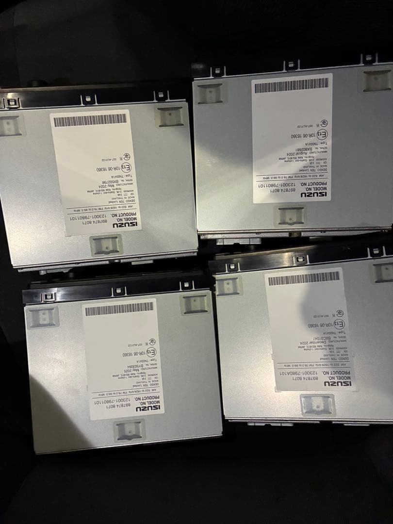 ISUZU エルフより新車外し　純正カーオーディオ 4台セット