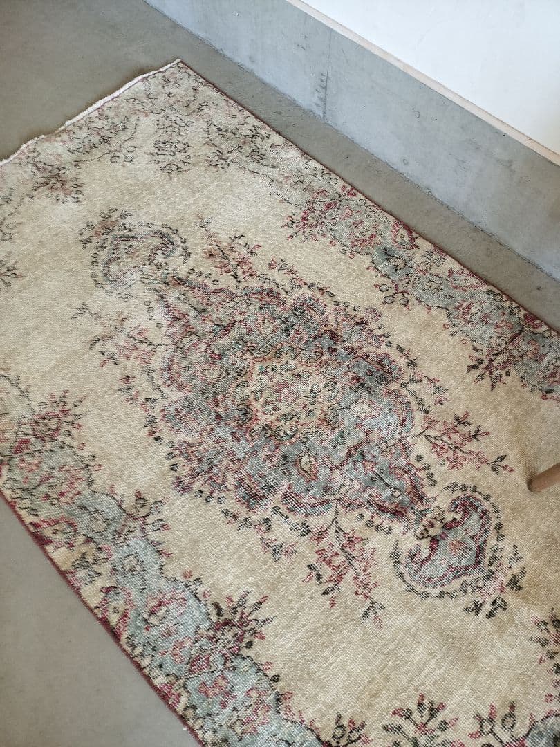 ベージュベース　ブルーグレーのヴィンテージトルコラグ　雅姫さん　No.677