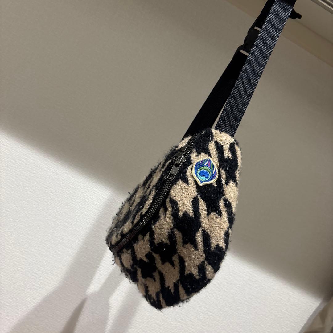 【達成セール！！！】アーティポッペ　ハウンドトゥース柄 ボディバッグ