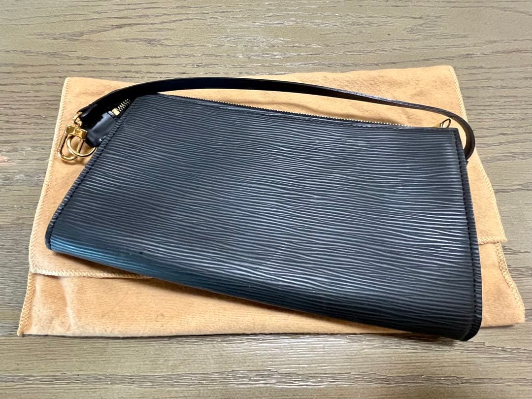 LOUIS VUITTON エピ ポシェット 黒