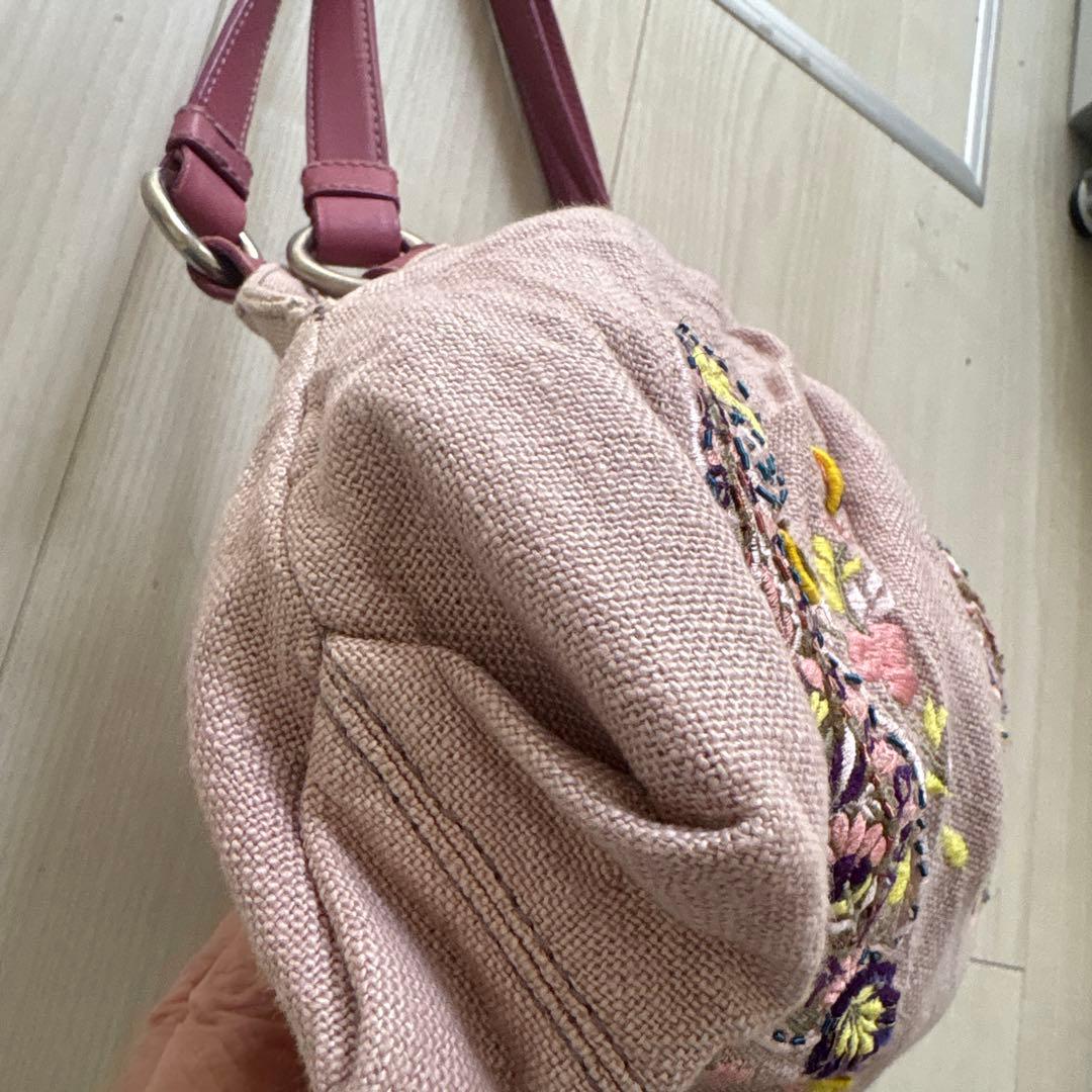 エトロの刺繍が素敵な麻のバックです。軽く使いやすいです。