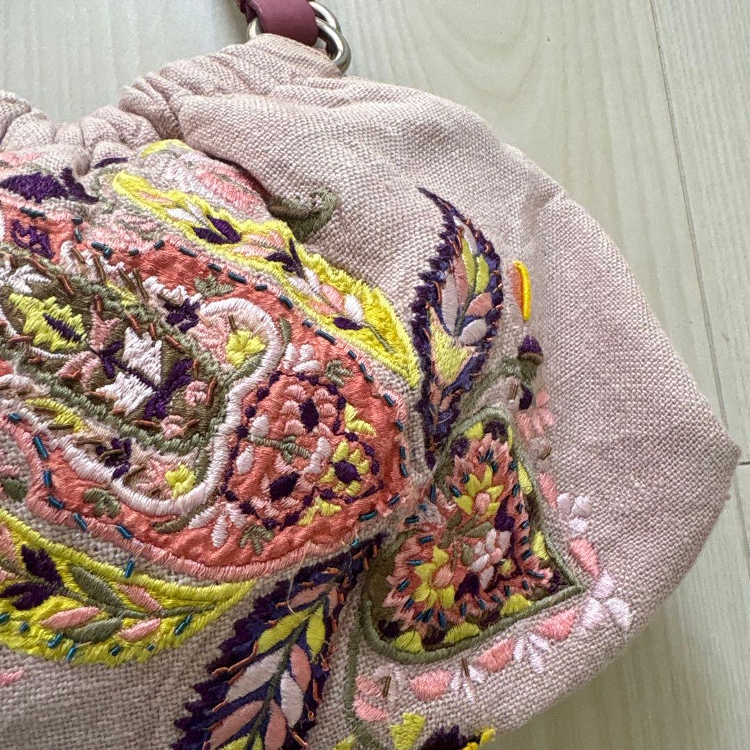 エトロの刺繍が素敵な麻のバックです。軽く使いやすいです。