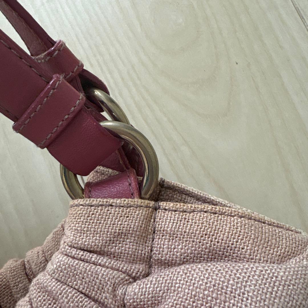 エトロの刺繍が素敵な麻のバックです。軽く使いやすいです。