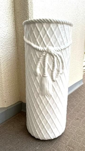 輸入雑貨　　傘立て ポルトガル製　おしゃれなリボン柄　ホワイト　陶器